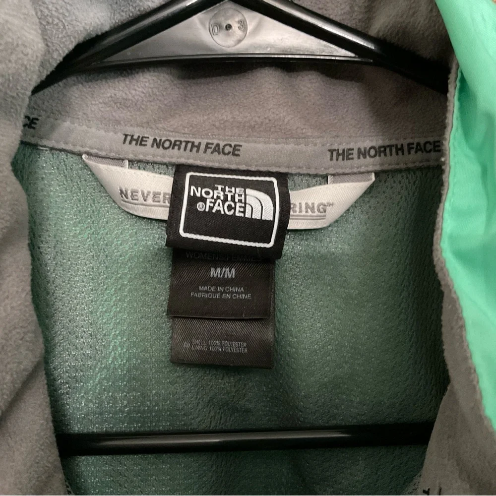 The North Face Women’s Green Hooded Rain Jacket Windbreaker Medium - Picture 3 of 8